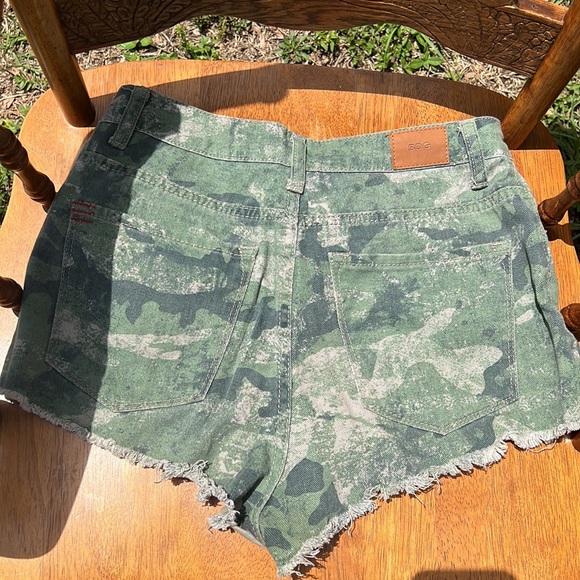 BDG camo high waist shorts size 27w - Picture 2 of 3